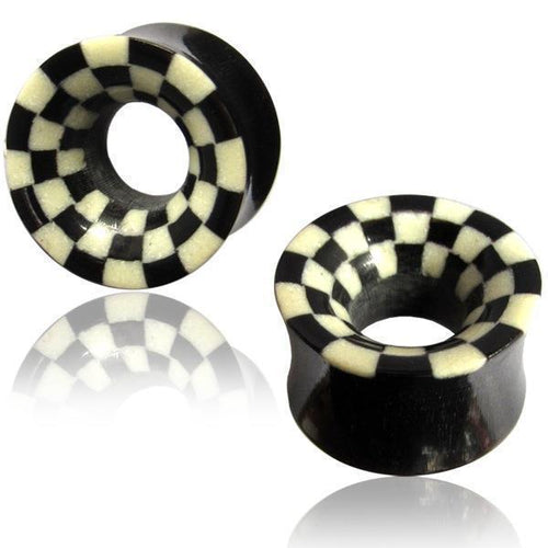 Two black Horn Flesh Tunnel Schachbrett schwarz weiß plugs with flared ends and a checkered rim design are shown on a white background, featuring reflections beneath them.