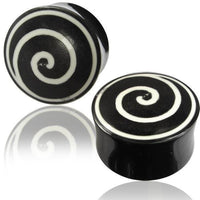Cargar imagen en el visor de la galería, Horn Plug Spirale schwarz weiß Flesh Tunnel Bone Inlay Organic Expander Tribal Plugs Piercing
