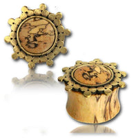 Load image into Gallery viewer, Two Holz Plug Tamarinde Punkte Dreiecke in Afghan Style Brass gold, featuring ornate gold-toned edges and patterned centers, are displayed on a white background with a faint reflection.
