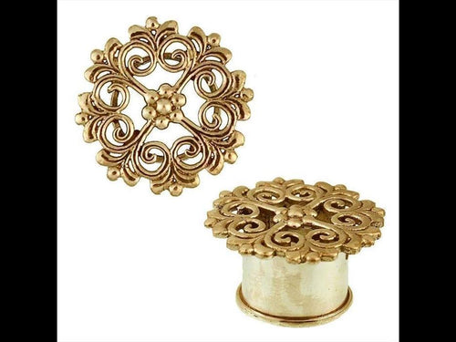 Two ornate, antik gold, nickel-free Brass Tunnel Kreuz gotisch plugs with intricate floral and swirl designs; one lies flat, the other shows its cylindrical Messing tribal expander base.