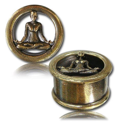 The Brass Tunnel Meditation Mensch antik golden Plug features a cut-out seated figure in a lotus pose within a circular frame and an antique golden finish for a striking, tranquil look.