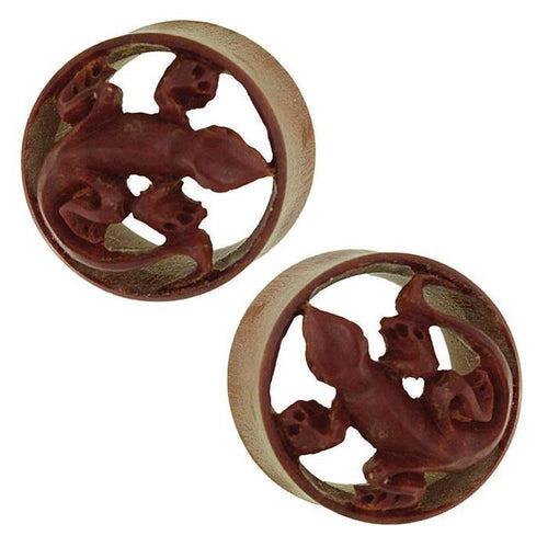 A pair of round, brown Holz Tunnel handgeschnitzt Eidechse Sawoholz Gecko Tribal Plug Expanders with detailed lizard designs highlighting the gecko's body and limbs in each circular frame.