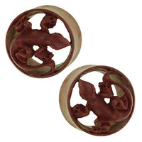 Load image into Gallery viewer, A pair of round, brown Holz Tunnel handgeschnitzt Eidechse Sawoholz Gecko Tribal Plug Expanders with detailed lizard designs highlighting the gecko&#39;s body and limbs in each circular frame.
