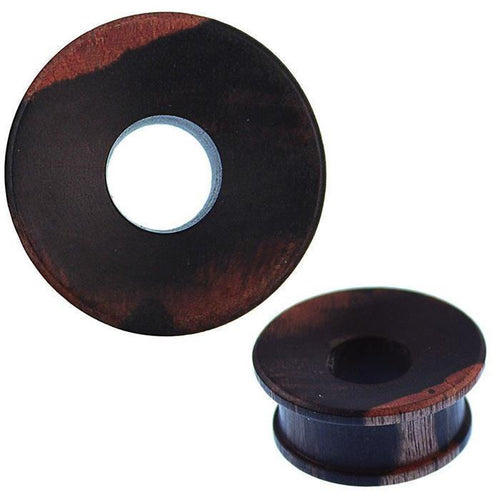Runder, handgeschnitzter Holz Tunnel "Pilz Form" aus Eisenholz mit flachem, tribal-inspiriertem Design und zentralem Loch. Ein Tribal Plug Expander wird von vorne, der andere seitlich zur Darstellung der Stärke gezeigt.