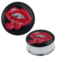 Cargar imagen en el visor de la galería, A Plug Tunnel Mund Kirschen aus Edelstahl zeigt rote Lippen, die zwei Kirschen halten, vor schwarzem Hintergrund. Das Bild präsentiert Front- und Seitenansicht des Chirurgenstahl Acryl Expanders.
