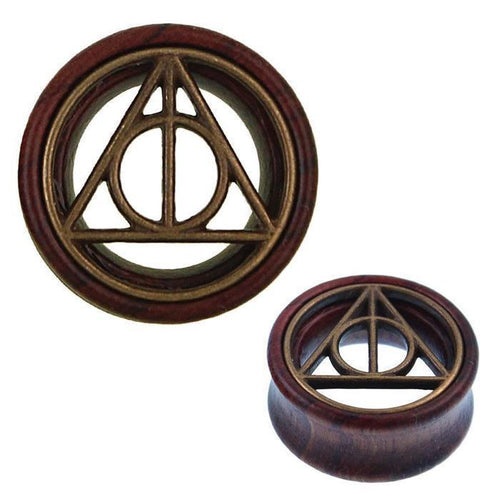 The Holz Tunnel Kreis Strich Dreieck Brass Inlay antik golden Tribal Plug Expander features a brass inlay of the Deathly Hallows symbol and is shown from two angles—ideal for fans seeking a unique tribal tunnel style.
