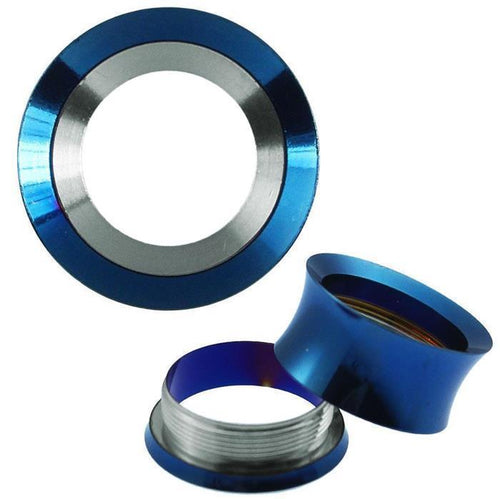 A close-up of three Schraub Tunnel metallic blau silber Ringe aus Edelstahl zeigt einen frontal und zwei aus verschiedenen Winkeln, wodurch die Verschraubung und die gebördelten Ränder der Piercing Expander aus Chirurgenstahl hervorgehoben werden.