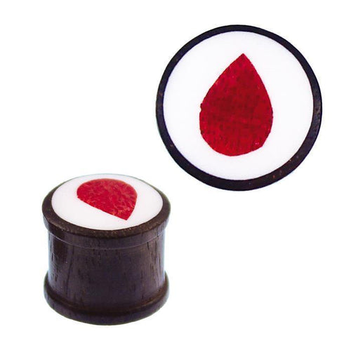 The Holz Plug Koralle Tropfen rot Inlay features a white resin top with a bold red teardrop design. This Tribal Expander Tunnel is shown from the side and above to showcase its distinctive Ohrschmuck pattern.