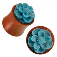 Load image into Gallery viewer, The Rosenholz Plug rotbraun features a 3D flower design with Türkis inlay, shown from the side and above on a white background. This Tribal Expander Tunnel is crafted from organic wood.
