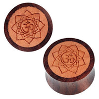 Load image into Gallery viewer, The Holz Plug Om Blume Gravur is a hand-carved, two-tone brown wooden plug featuring an engraved lotus flower and Om Blume symbol—perfect for anyone looking for unique, natural flesh tunnel jewelry.
