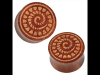 Cargar imagen en el visor de la galería, Organic Holz Plug braun natur Lasergravur Fossilien Schnecke Tribal Expander
