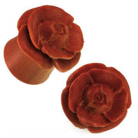 Load image into Gallery viewer, Zwei Rose Sawoholz Plug Rotbraun Ohrschmuck Tribal Expander Tunnel, jeweils mit handgeschnitzter Rose, werden auf weißem Hintergrund präsentiert.
