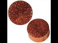 Cargar imagen en el visor de la galería, Two round Organic Plug Holz braun Gravur Blumenmuster Tribal Expanders with intricate floral engravings, displayed from various angles on a white background.
