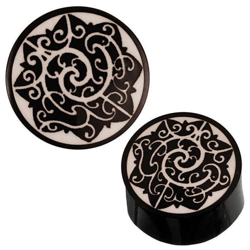 Two Schwarzer Horn Plug schwarz weiß Blume Abstrakt Tribal Expander with intricate black and white abstract floral tribal patterns are shown from top and angled side views.