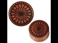 Cargar imagen en el visor de la galería, Plug Sawo Holz braun Gravur schwarz Blüte Herz Tribal Expander Organic Tunnel
