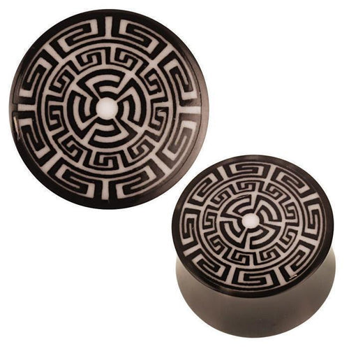 Handgefertigter Schwarzer Horn Plug Atzeken Muster schwarz weiß Organic Expander mit glattem, abgerundetem Rand und geometrischem Azteken-Muster. Der Plug ist aus verschiedenen Perspektiven (oben und seitlich) abgebildet.