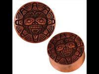 Load image into Gallery viewer, The Sawo Holz Plug Gravur handgeschnitzt Gesicht Sonne features a carved sun face design with radiating patterns. Shown from a top and angled side view on a white background, these round brown plugs are crafted from Sawo wood.
