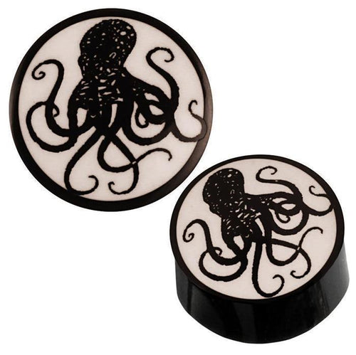 Schwarz Horn Plug mit glänzend weißem Bone Inlay zeigt ein Tribal Oktopus-Motiv mit detaillierten, geschwungenen Tentakeln auf der Vorderseite.