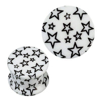 Load image into Gallery viewer, The Schraub Plug Acryl weiß und schwarze Sterne Piercing zeigt einen weißen Acryl-Plug mit schwarzem Sternenmuster in verschiedenen Größen und einer auffälligen Frontansicht des Designs.

