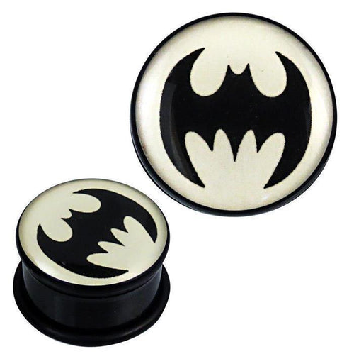 A pair of single flared Plug Acryl Gummiring Fledermaus Symbol schwarz Piercing Ohrschmuck, featuring a black bat silhouette on white and finished with a black rubber ring for secure fit.