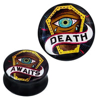 Cargar imagen en el visor de la galería, A round Plug Paar Acryl Awaits Death Sarg Auge Tränen Piercing features a blue eye in a yellow coffin, &quot;DEATH AWAITS&quot; banner, and a dark background with subtle spiderwebs.

