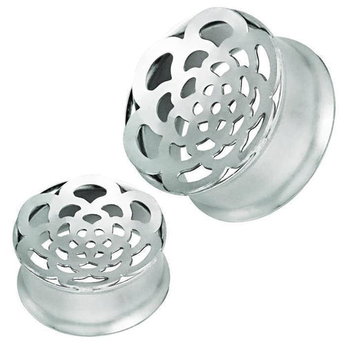 Zwei Tunnel silbern Edelstahl Plug Bögen Blume Piercing mit offenem, blumenförmigem Design und blütenblattähnlichen Ausschnitten liegen vor weißem Hintergrund.