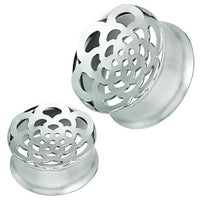 Cargar imagen en el visor de la galería, Zwei Tunnel silbern Edelstahl Plug Bögen Blume Piercing mit offenem, blumenförmigem Design und blütenblattähnlichen Ausschnitten liegen vor weißem Hintergrund.
