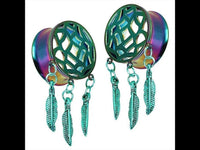 Load image into Gallery viewer, A pair of Tunnel Regenbogen-farben Edelstahl Plug Traumfänger ear gauges with cutout dreamcatcher designs and green feather charms. These unique Piercing Anhänger shine in blue and green tones for standout style.
