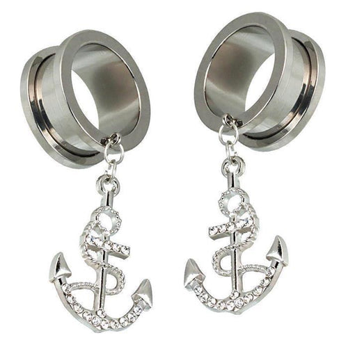 A pair of silbern SchraubTunnel aus Edelstahl mit Anhänger in Anker- und Seilform, verziert mit facettierten weißen Glaskristallen – ein eleganter, maritimer Piercing-Look.