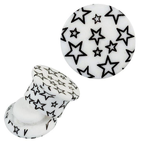 Der Schraub Plug Acryl weiß und schwarze Sterne Piercing Ohrschmuck besticht durch sein rundes Design mit schwarzen Sternen. Das Bild zeigt den Plug sowohl in Nahaufnahme als auch in der Seitenansicht.