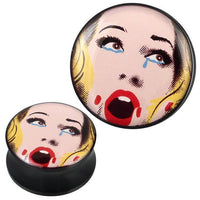 Load image into Gallery viewer, The Plug Acryl Pop Art blonde Frau Schrei Tränen Piercing Ohrschmuck is a black round acrylic plug featuring pop art of a blonde woman with blue eye makeup, a tear on her cheek, and an expressive open-mouth &quot;Schrei&quot; look.
