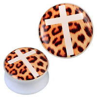Load image into Gallery viewer, The Plug weiß Acryl Kreuz Leo Muster beige braun features two round acrylic plugs with a bold leopard print and white cross, perfect as stylish piercing Ohrschmuck for stretched ears.
