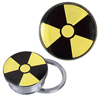 Load image into Gallery viewer, Zwei silberne Schraub Plug Tunnel aus Edelstahl mit Radioaktivitätssymbol in Schwarz-Gelb: Einer steht aufrecht, der andere liegt flach und zeigt die Basis – Acryl Piercing Schmuck.
