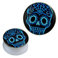 Cargar imagen en el visor de la galería, Acryl Plug weiß mit blauem Sweet Skull auf schwarzem Hintergrund, ideal als Ohrschmuck für gedehnte Piercings.
