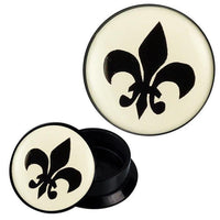 Load image into Gallery viewer, Schraub Plug Acryl schwarz weiß Schwertlilie Symbol Piercing
