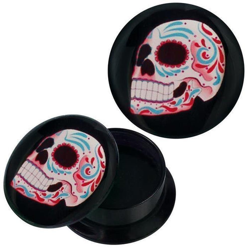 A round black Acryl Schraub Plug with a lid showcases a sweet skull design in turquoise, red, and white—bold black eye and nose sockets and a wide grin make this vibrant Ohrschmuck Piercing stand out.