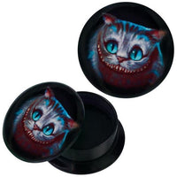 Load image into Gallery viewer, A round black Schraub Plug Acryl Grinsekatze blau grau container features a lid with a vivid illustration of the Cheshire Cat’s blue-gray fur, turquoise eyes, and mischievous grin, perfect as piercing Ohrschmuck.
