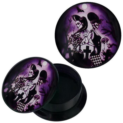 The Schraub Plug Acryl Zombie Frauen Friedhof lila schwarz Piercing Ohrschmuck features a circular plug with Gothic art of two zombie women on a graveyard scene in purple and black, with graves, crosses, trees, and a bat.