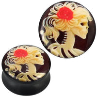 Load image into Gallery viewer, Plug Acryl Skelett Frau rote Rose beige lange Haare schwarz Piercing
