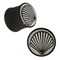 Load image into Gallery viewer, Plug Horn weiße Gravur Kammmuschel Muschel handgeschnitzt schwarz Piercing
