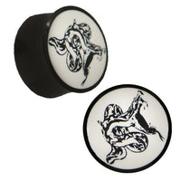 Cargar imagen en el visor de la galería, Plug Horn weiße Gravur Schlange beißend handgeschnitzt schwarz Piercing
