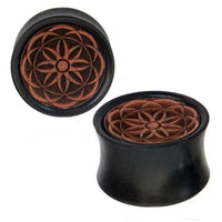 Cargar imagen en el visor de la galería, Plug Holz schwarz Ebenholz Maserung Gravur hellbraun Blume plastisch Piercing
