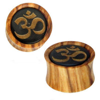 Cargar imagen en el visor de la galería, Plug Holz braun Olivenholz Horn Inlay Maserung Gravur OM golden Piercing
