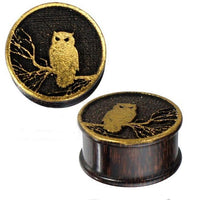 Cargar imagen en el visor de la galería, Plug Holz Tamarinde dunkelbraun Eule Ast Gravur golden Rand Piercing
