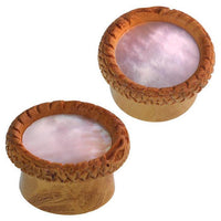 Cargar imagen en el visor de la galería, Plug hellbraun Teakholz gemasert rund Schlange Muster Rand Muschel Inlay Perlmutt Piercing
