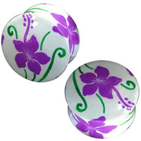 Load image into Gallery viewer, The Holz Plug Hawaii Blume lila grün features two round, white teak wood plugs adorned with hand-painted purple flowers and green stems, inspired by Hawaiian blooms for a vibrant and artistic ear jewelry look.
