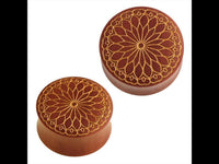 Cargar imagen en el visor de la galería, Holz Plug Blütenblatt Mandala Blume Sawoholz rotbraun golden Gravur
