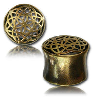 Load image into Gallery viewer, A pair of antik golden Brass Plugs with a Blume des Lebens design, made from nickelfreies Messing. These cylindrical Tunnel Organic plugs feature subtle flares and an intricate geometric lattice on the front face.

