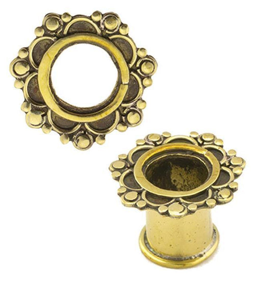 Two antique gold Brass Tunnel Bogen Blume Kreise plugs (nickel-free) made of brass, with a floral edge design, are shown from top and side views against a white background.