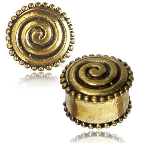 Two round Brass Tunnel Plug Spirale Punkteränder antik golden Messing Expander Schmuck beads with raised spirals and dotted borders are shown—one upright like an ear plug, the other flat, both reflecting light.